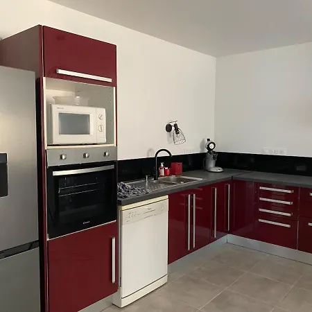 Renovated House L Garden L Private Parking Apartment *