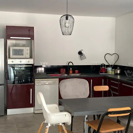 Renovated House L Garden L Private Parking Apartment